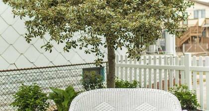 Bee Happy Cottage, 1.5 Blocks to Beach and Boardwalk, Fenced-in Yard, Parking