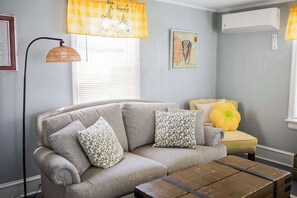 TV - Bee Happy Cottage, 1.5 Blocks to Beach and Boardwalk, Fenced-in Yard, Parking (Wildwood)