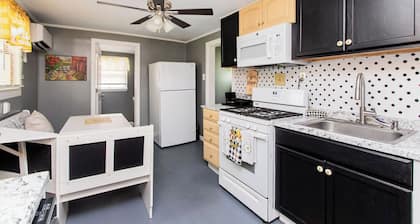 Bee Happy Cottage, 1.5 Blocks to Beach and Boardwalk, Fenced-in Yard, Parking