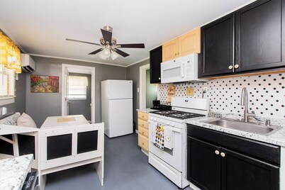 Bee Happy Cottage, 1.5 Blocks to Beach and Boardwalk, Fenced-in Yard, Parking