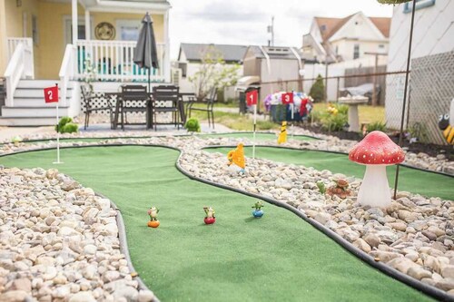 Bee Happy Cottage, 1.5 Blocks to Beach and Boardwalk, Fenced-in Yard, Parking
