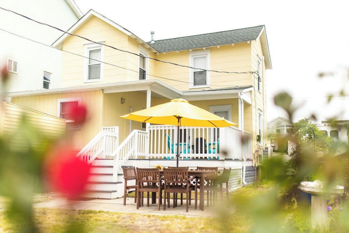 Bee Happy Cottage, 1.5 Blocks to Beach and Boardwalk, Fenced-in Yard, Parking