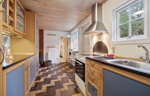 Kühlschrank, Ofen, Geschirrspüler, Wasserkocher mit Kaffee-/Teezubehör