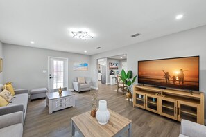 Table football, ping pong - White Sands Haven - Spacious Retreat in Navarre, Florida. (Navarre)