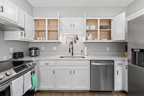 Fridge, microwave, oven, stovetop - White Sands Haven - Spacious Retreat in Navarre, Florida. (Navarre)