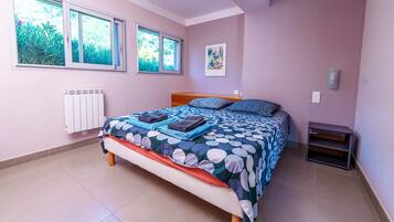 2 bedrooms, iron/ironing board, free WiFi, bed sheets