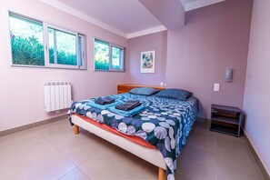 2 dormitorios, tabla de planchar con plancha, wifi gratis y ropa de cama