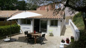 Outdoor dining - Apartment 'Nino - 2/4 People' with Shared Pool, Wi-Fi and Air Conditioning (Nyons)