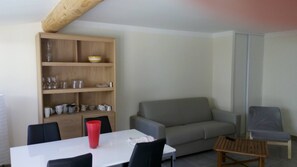 Interior - Apartment 'Nino - 2/4 People' with Shared Pool, Wi-Fi and Air Conditioning (Nyons)