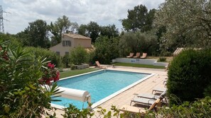A rectangular swimming pool with lounge chairs and a small deck area. - Apartment 'Nino - 2/4 People' with Shared Pool, Wi-Fi and Air Conditioning (Nyons)