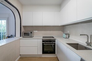 Kühlschrank, Mikrowelle, Ofen, Herdplatte