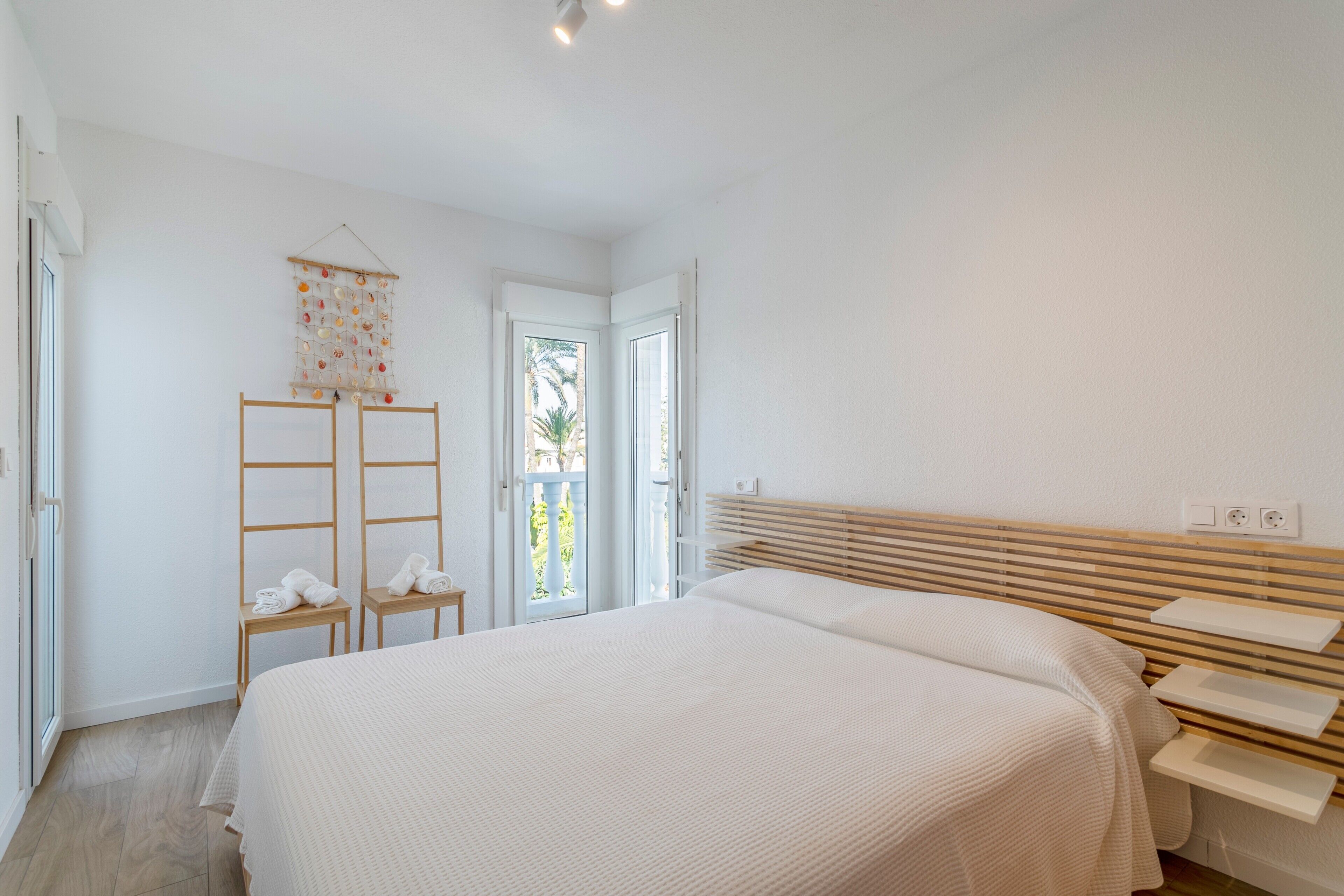 Iron/ironing board, free WiFi, bed sheets