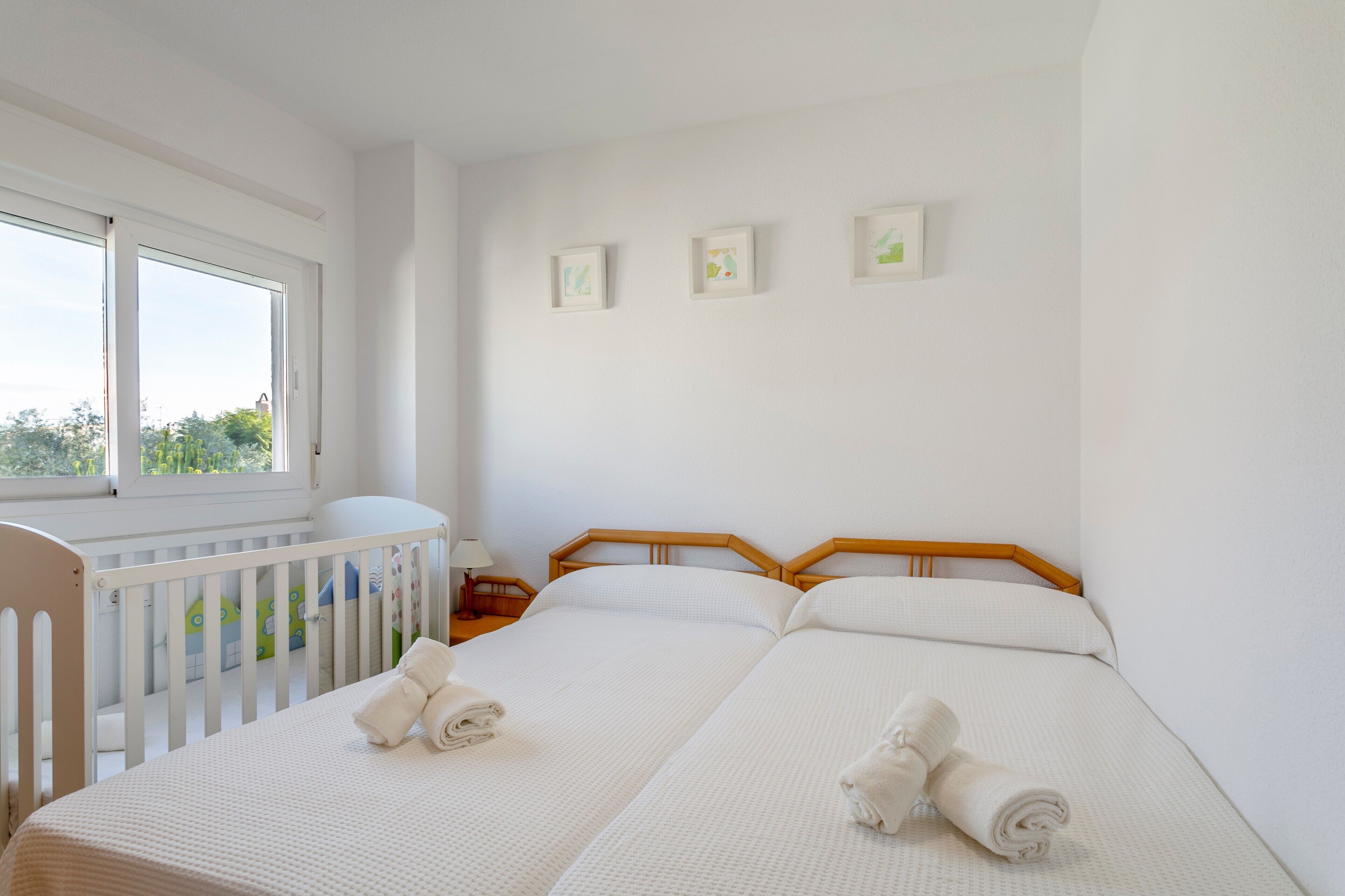 4 bedrooms, iron/ironing board, free WiFi, bed sheets