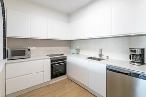 Kühlschrank, Mikrowelle, Ofen, Herdplatte