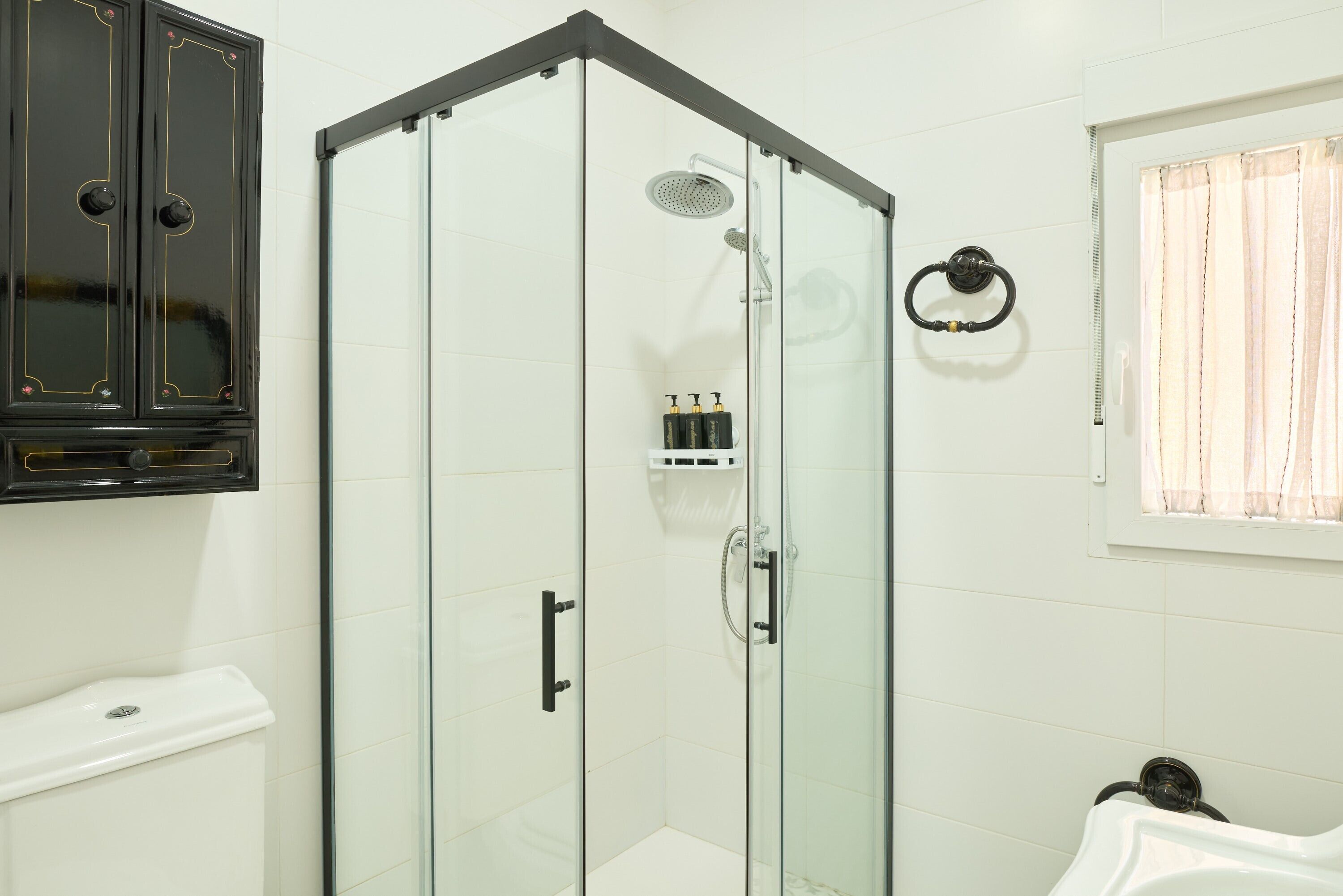 Een douche, een haardroger, handdoeken