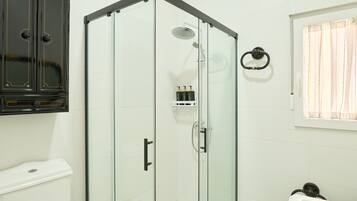 Een douche, een haardroger, handdoeken
