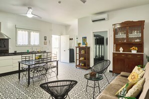 TV - Holiday Home 'Marisol' House' with Shared Pool, Wi-Fi and Air Conditioning (Puente Genil)