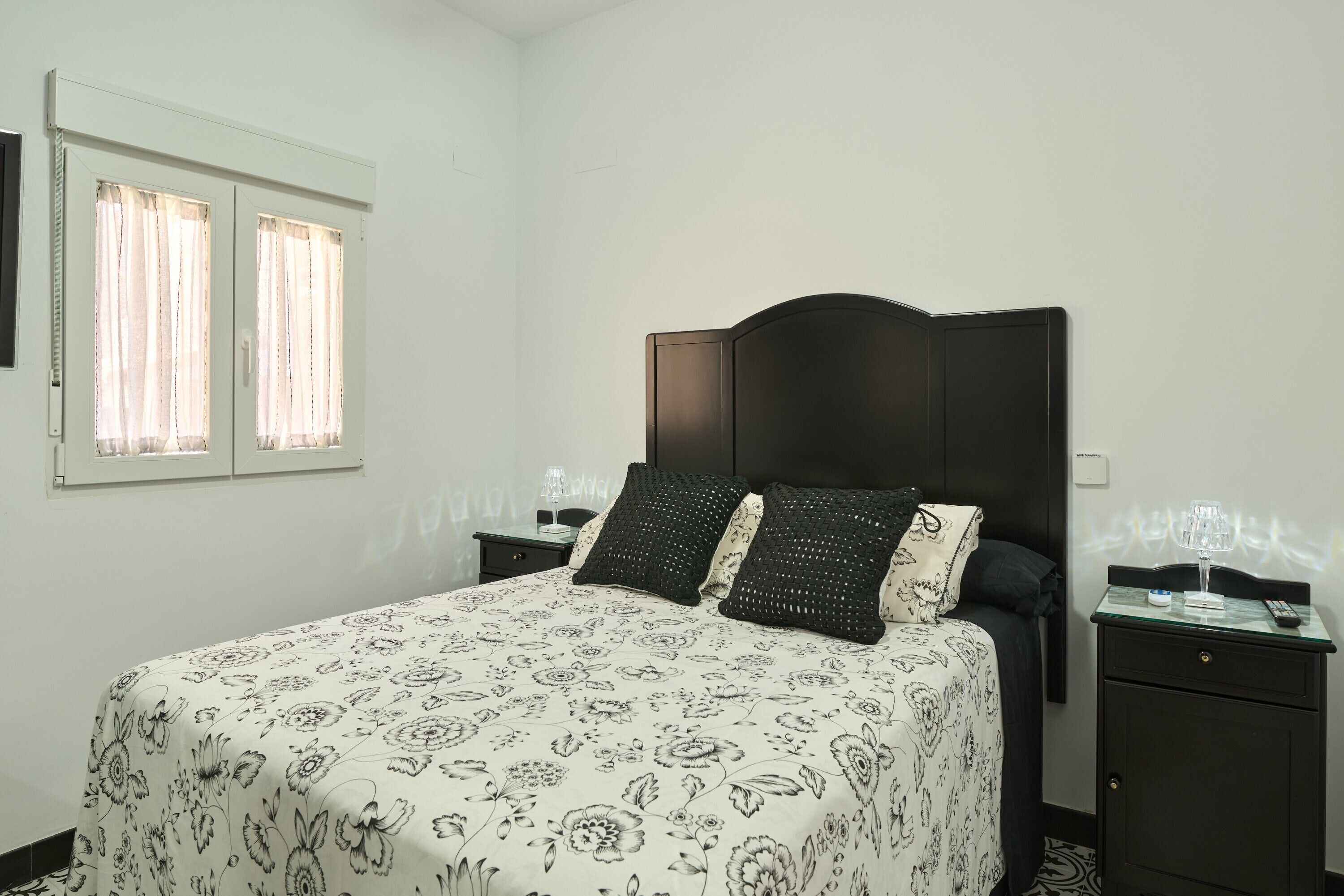 1 habitación, tabla de planchar con plancha, wifi gratis y ropa de cama 