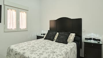 1 habitación, tabla de planchar con plancha, wifi gratis y ropa de cama