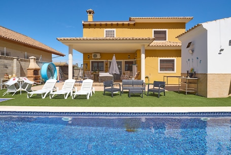 Pool. Holiday Home 'Marisol' House' with Shared Pool, Wi-Fi and Air Conditioning
