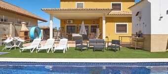 Holiday Home 'Marisol' House' with Shared Pool, Wi-Fi and Air Conditioning