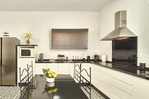 Kühlschrank, Mikrowelle, Herdplatte, Wasserkocher mit Kaffee-/Teezubehör