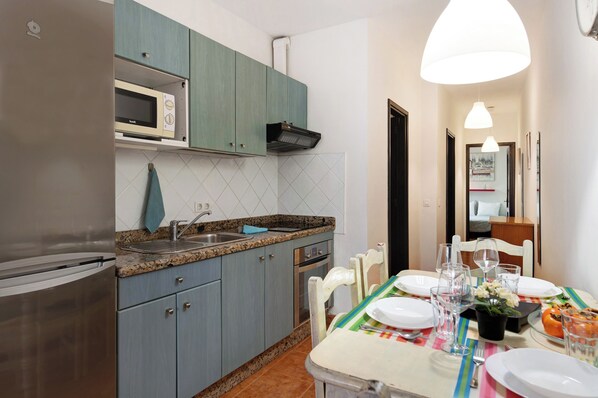 Frigorifero, microonde, forno, piano cottura