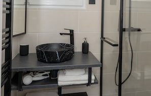 Douche, sĂšche-cheveux, serviettes fournies