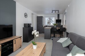 TV - Apartment 'Les Iris' with Mountain View, Private Garden and Wi-Fi (Saint-Pierre-d'Entremont)