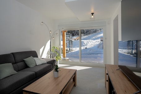 TV. Apartment 'Les Iris' with Mountain View, Private Garden and Wi-Fi