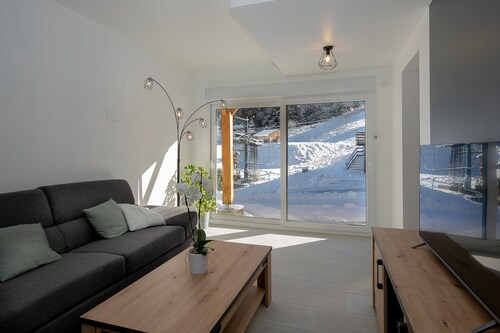 Apartment 'Les Iris' with Mountain View, Private Garden and Wi-Fi