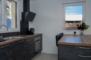 Fridge, microwave, oven, stovetop - Apartment 'Les Iris' with Mountain View, Private Garden and Wi-Fi (Saint-Pierre-d'Entremont)