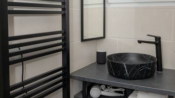 Bruser, hårtørrer, håndklæder