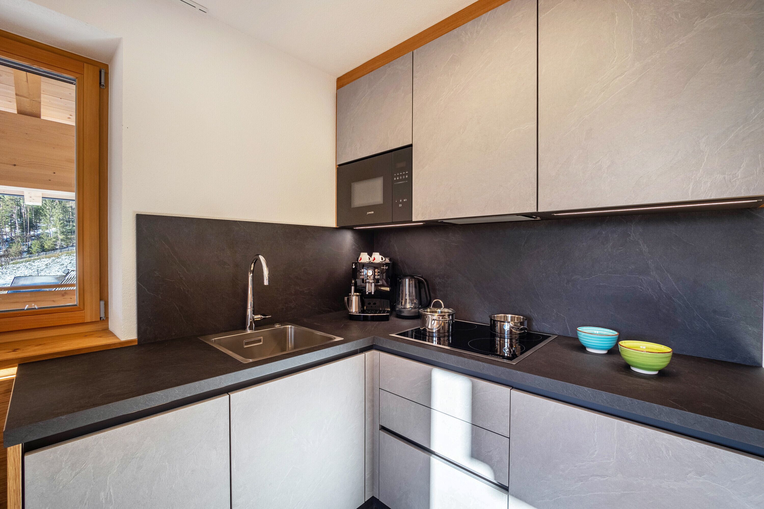 Réfrigérateur, micro-ondes, plaque de cuisson, lave-vaisselle