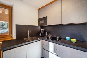 Fridge, microwave, stovetop, dishwasher