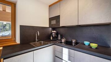 Kühlschrank, Mikrowelle, Herdplatte, Geschirrspüler