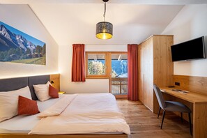 2 bedrooms, free WiFi, bed sheets - Apartment 'Hubertus - Wasserfallspitz' with Mountain View, Private Terrace and Wi-Fi (Sand in Taufers)