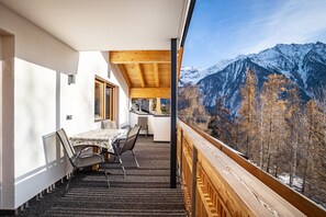 Outdoor dining - Apartment 'Hubertus - Wasserfallspitz' with Mountain View, Private Terrace and Wi-Fi (Sand in Taufers)