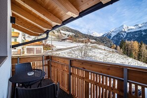 Outdoor dining - Apartment 'Hubertus - Wasserfallspitz' with Mountain View, Private Terrace and Wi-Fi (Sand in Taufers)