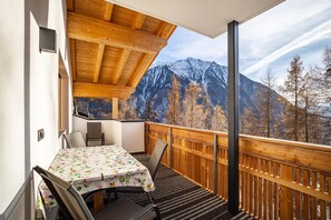 Outdoor dining - Apartment 'Hubertus - Wasserfallspitz' with Mountain View, Private Terrace and Wi-Fi (Sand in Taufers)