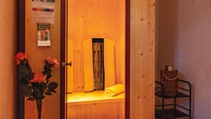 Een houten kamer met een bank, een handdoek en een mand.