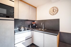 Kühlschrank, Mikrowelle, Herdplatte, Geschirrspüler