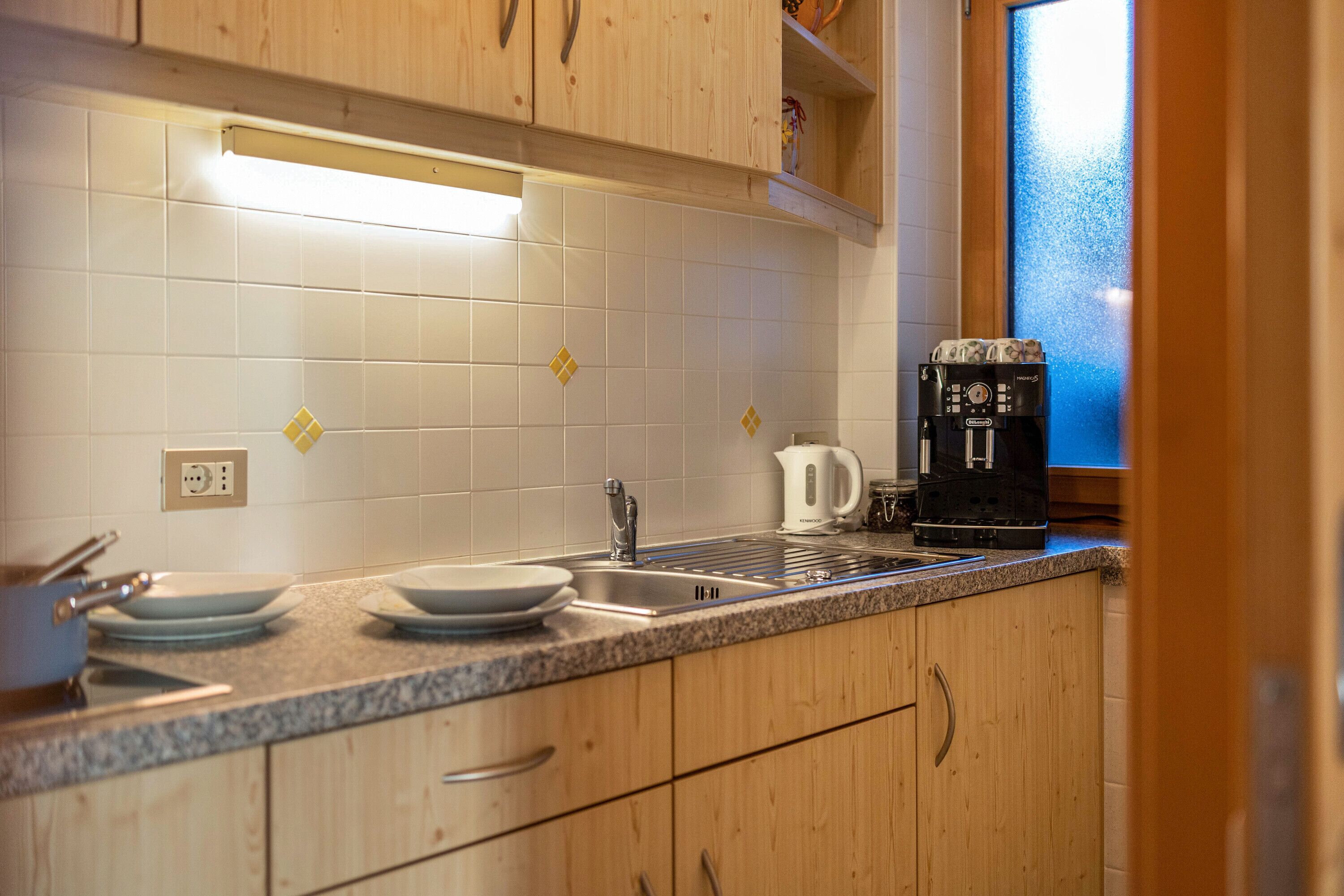 Kühlschrank, Mikrowelle, Herdplatte, Wasserkocher mit Kaffee-/Teezubehör