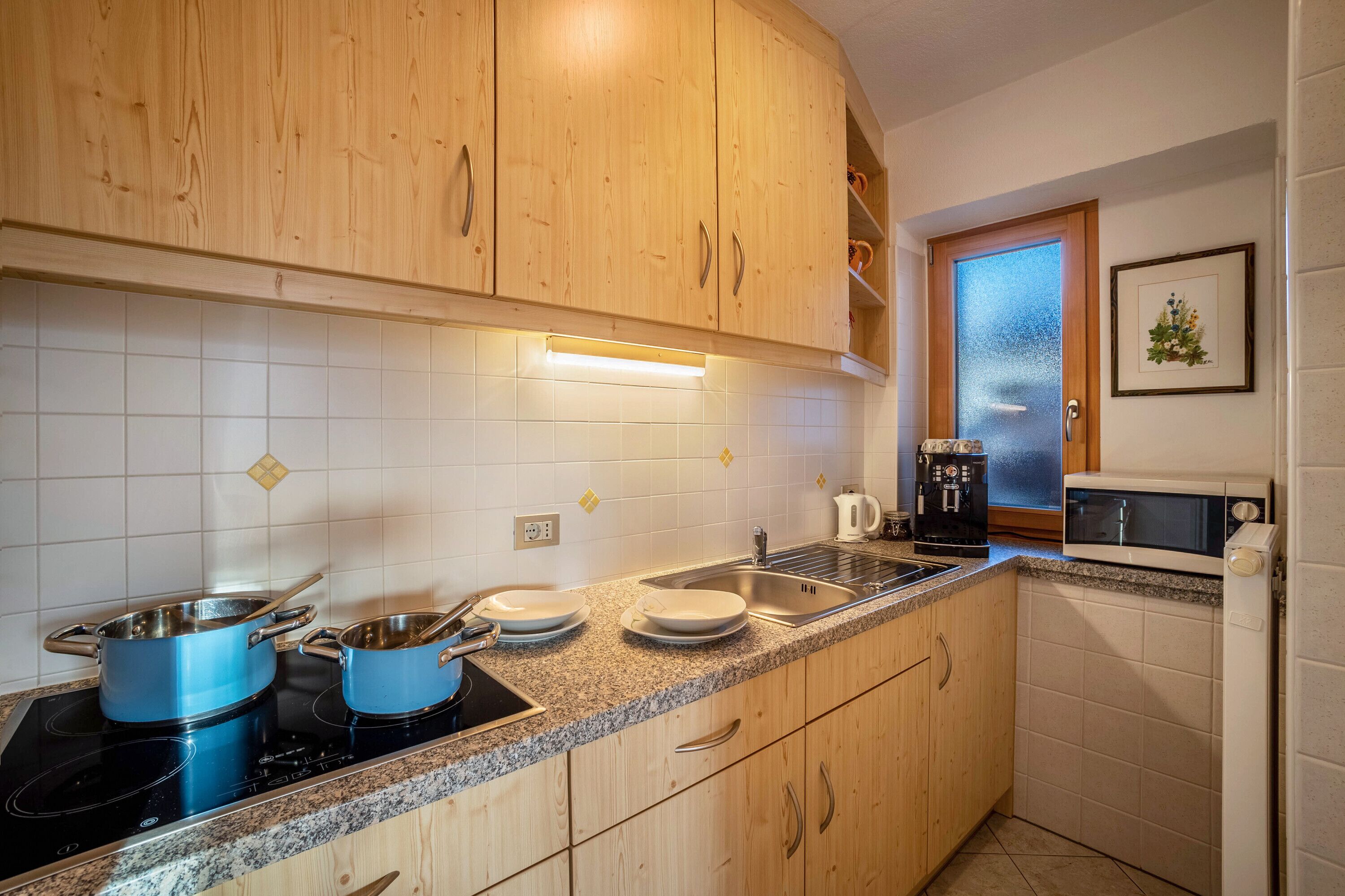 Réfrigérateur, micro-ondes, plaque de cuisson, cafetière/bouilloire