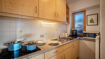 Kühlschrank, Mikrowelle, Herdplatte, Wasserkocher mit Kaffee-/Teezubehör