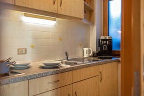 Refrigerador, microondas, parrilla de estufa y cafetera y tetera 