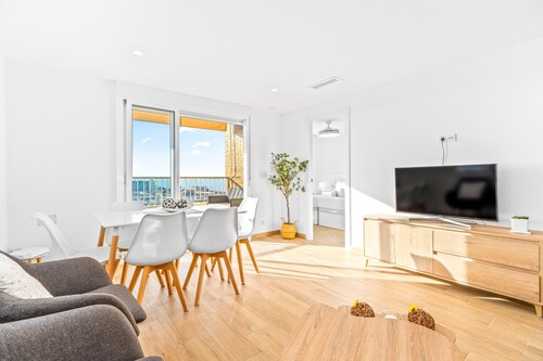 Apartment 'Sunflower Avenida' with Sea View, Balcony and Wi-Fi
