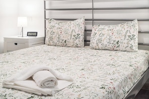 3 bedrooms, iron/ironing board, WiFi, bed sheets