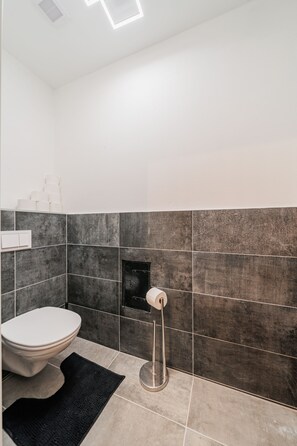 Appartement, 3 chambres, cuisine, rez-de-chaussée | Salle de bain | Douche, séchoir à cheveux, pantoufles, serviettes fournies