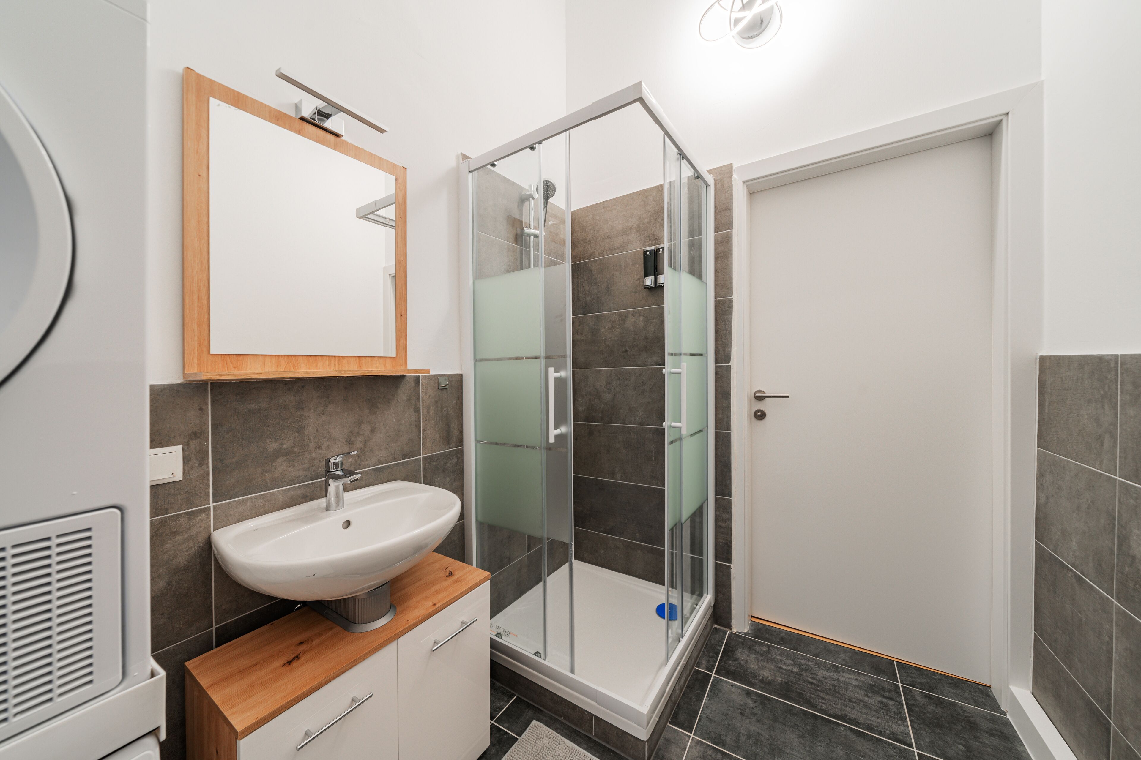 Ducha, secador de pelo, pantuflas, toallas